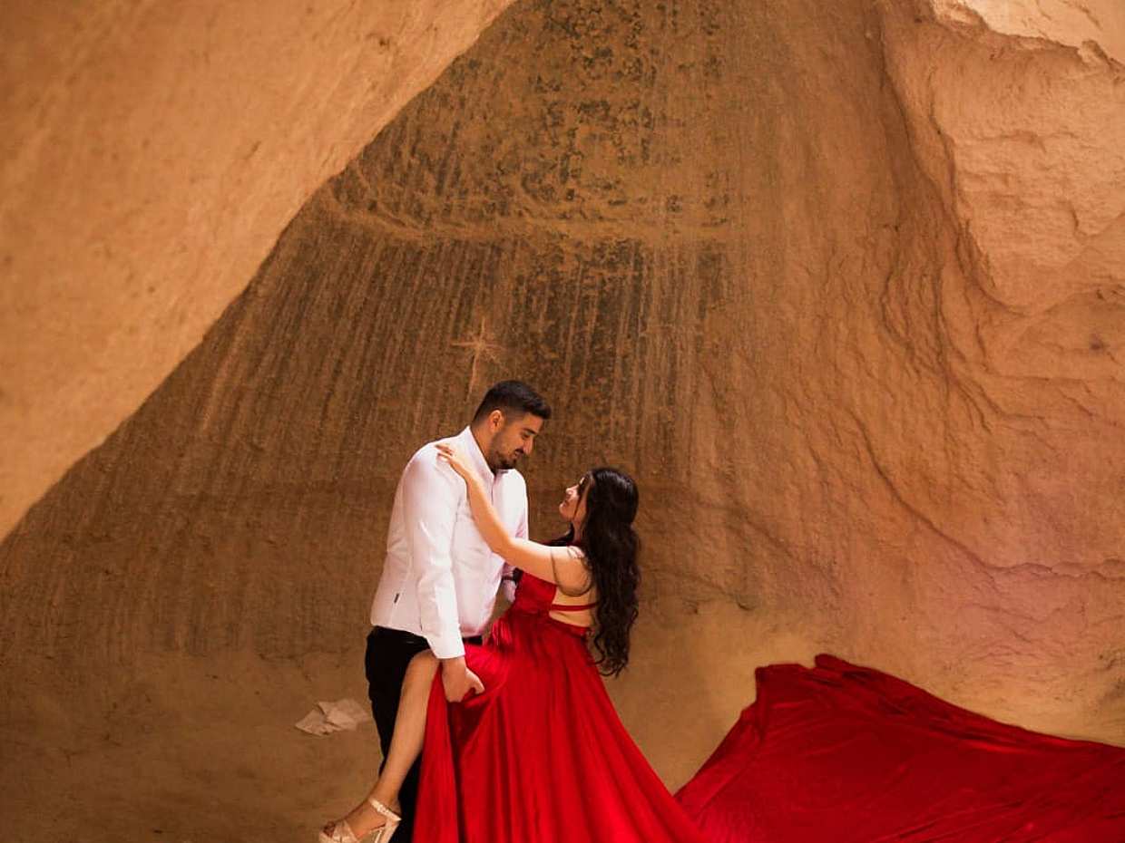 Sunrise Photo Shooting with Flying Dresses in Turkey, Cappadocia, photo 5