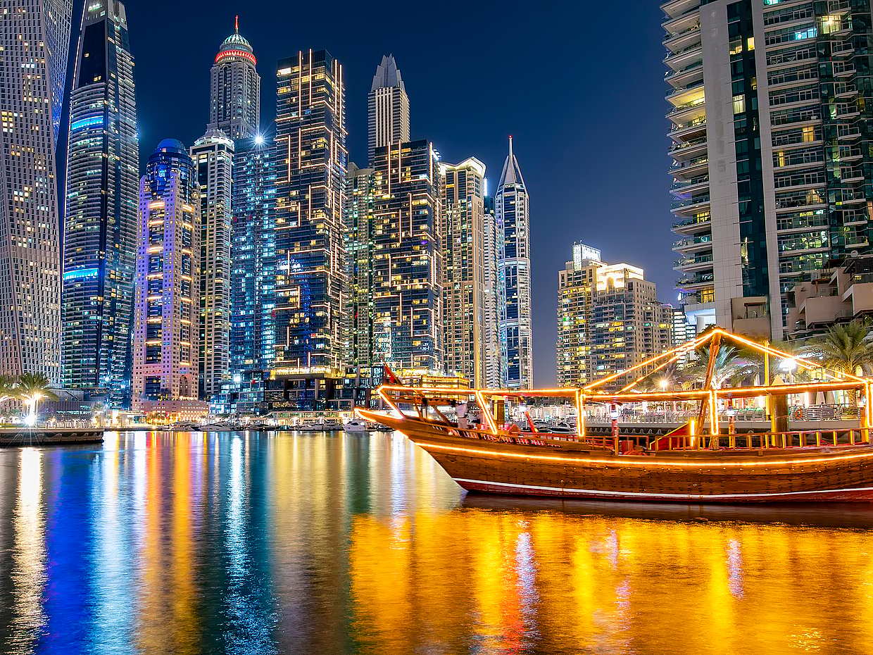 Cena en Dhow Cruise Dubai Creek en los Emiratos Árabes Unidos.
