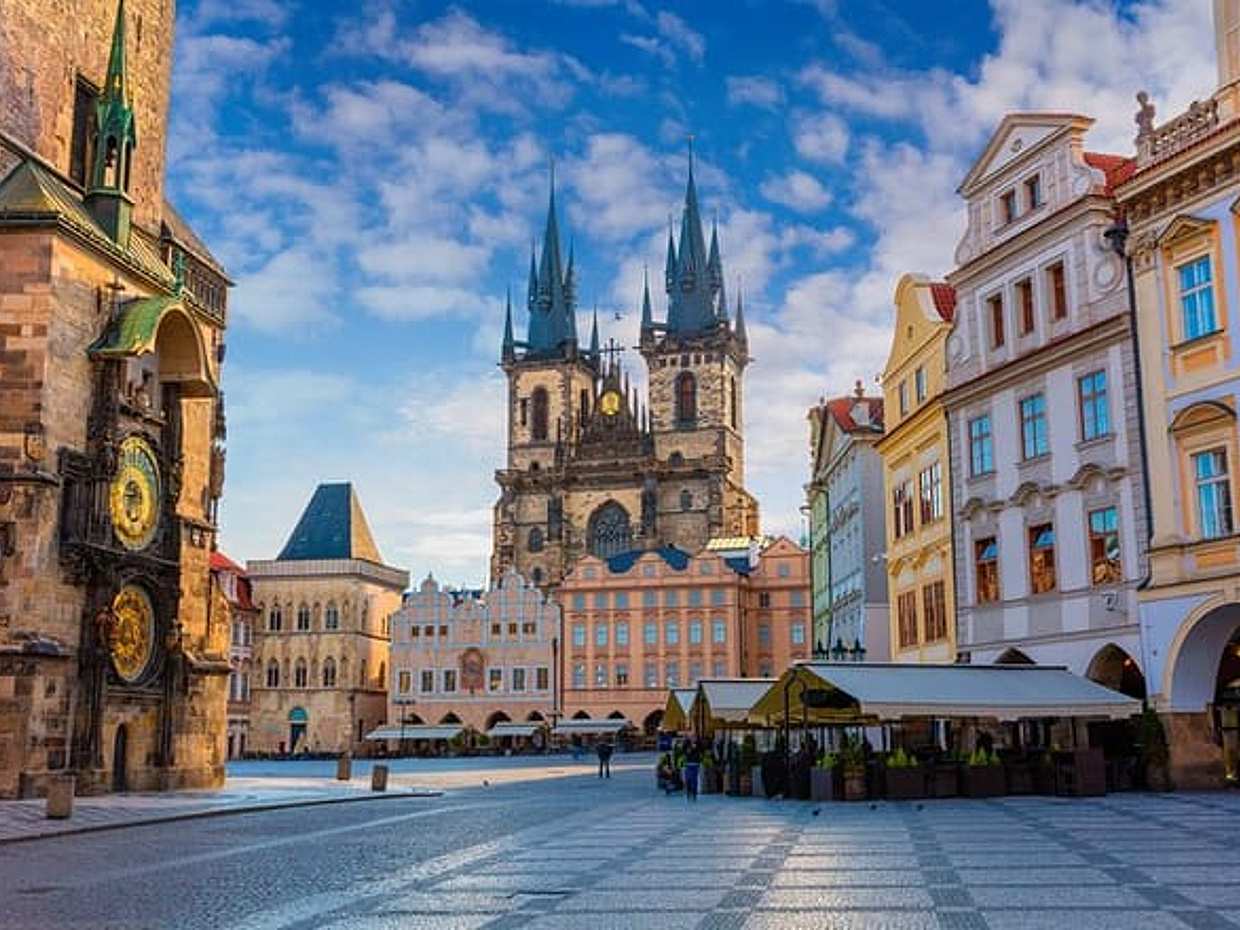 Frankfurt to Prague 1-Way Private Transfer with Sightseeing Stop
