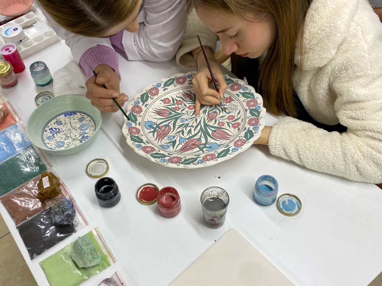 Corso di disegno e colorazione della ceramica tradizionale al quarzo a Istanbul, Türkiye, photo 2