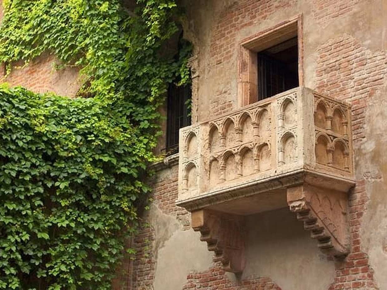Visit of Verona and Lake Garda. Full day tour from Milan