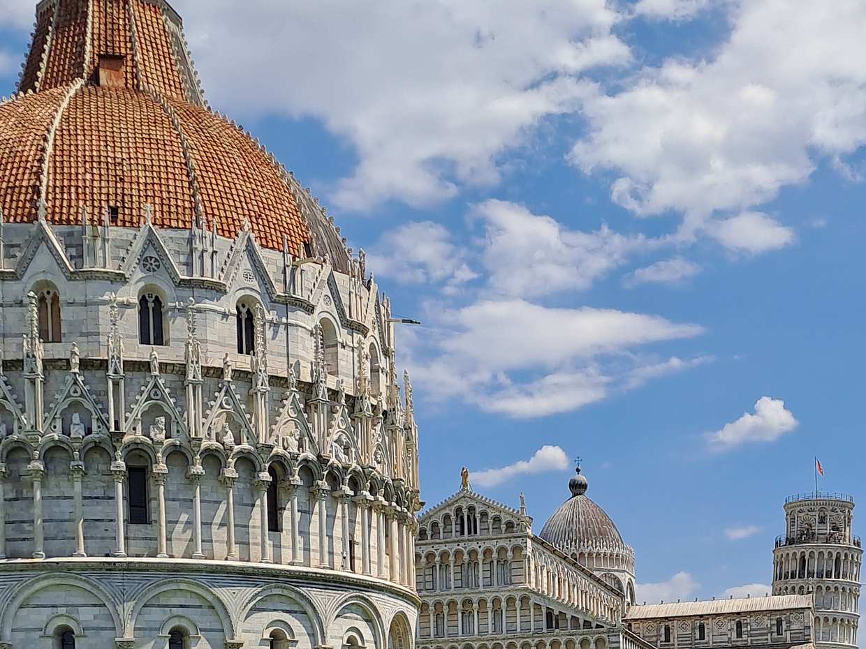 Bezoek aan het veld der wonderen en beklimming van de scheve toren in Pisa, Italië