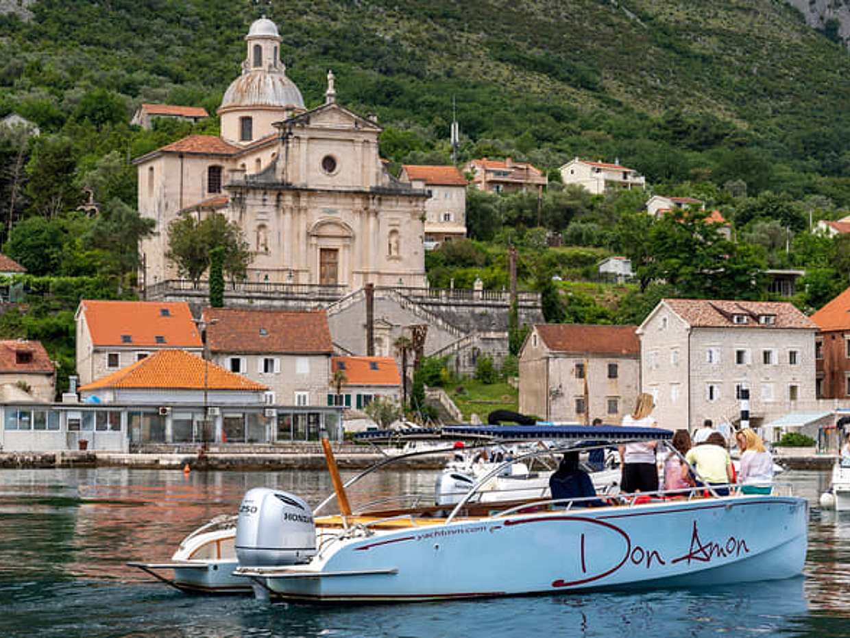 Rent a boat Up to 14 persons