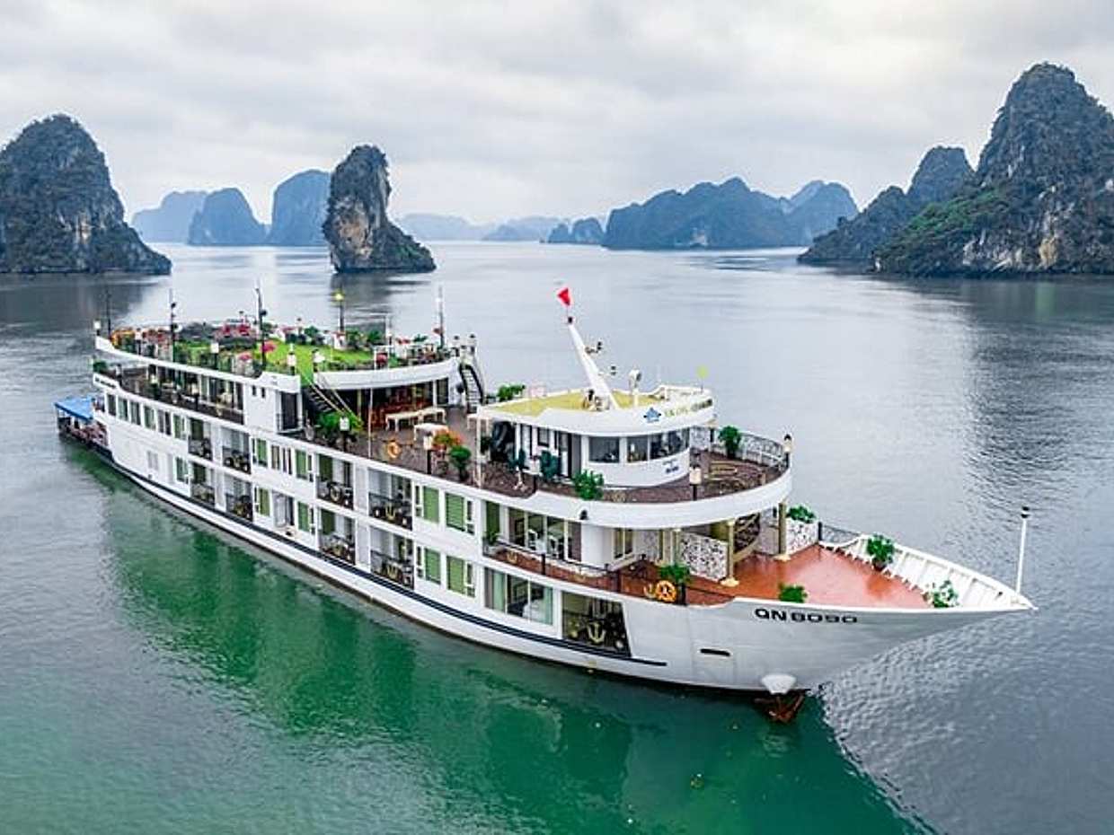 Halong Bay Luxury Cruise 2 Days with Caving,Swimming,Kayaking, photo 2