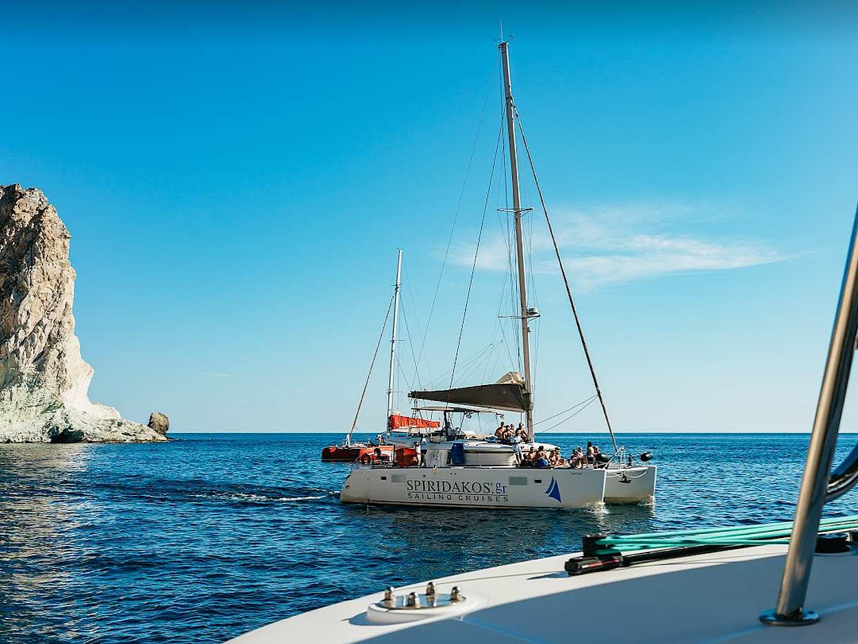 Ιδιωτική ημερήσια κρουαζιέρα με ιστιοπλοϊκό καταμαράν με BBQ & ποτά στην Ελλάδα, Σαντορίνη
, photo 2