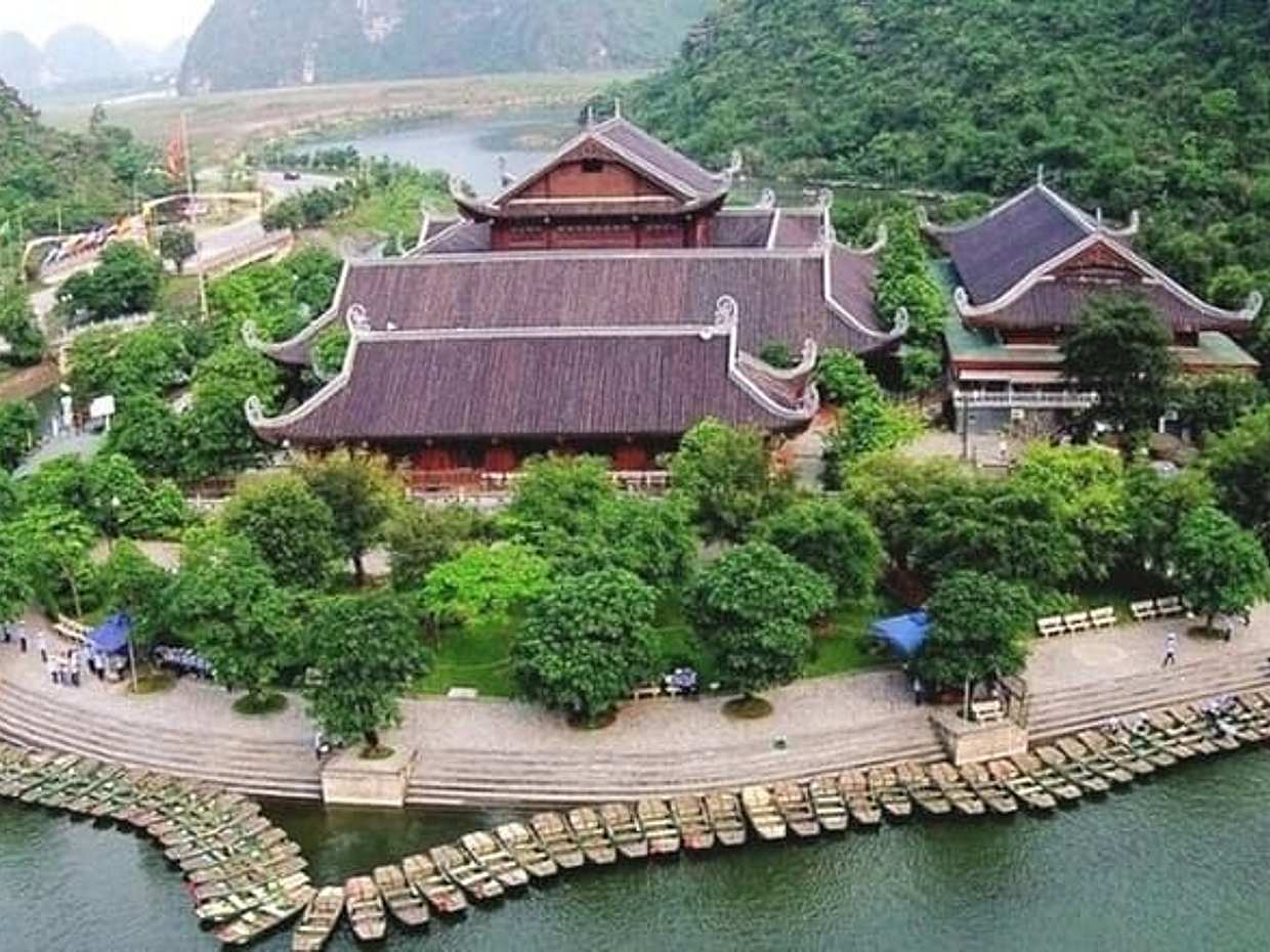 Ninh Binh Full-Day Tour: Hoa Lu, Trang An & Limousine from Hanoi in Vietnam, Hà Nội