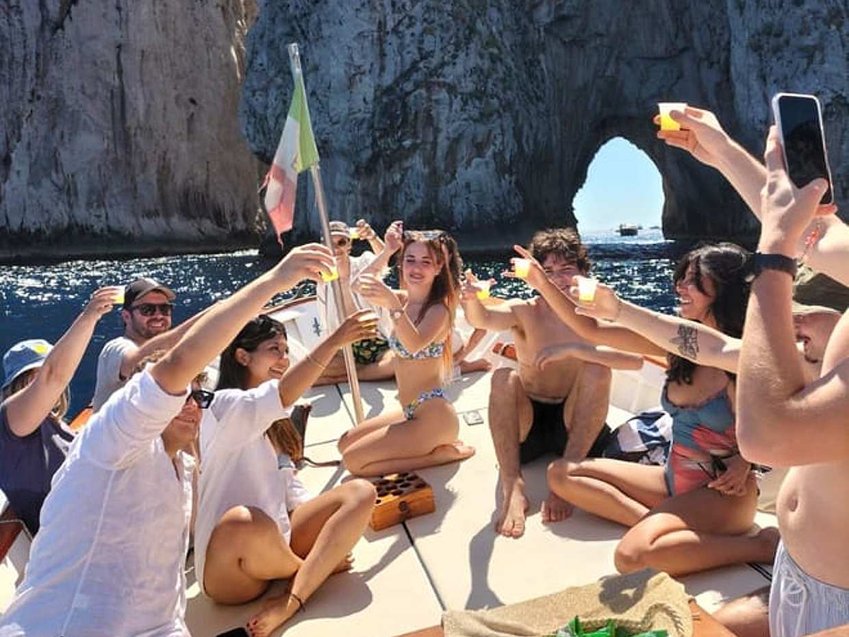 Capri: Experience a dream day on board a shared boat, photo 2