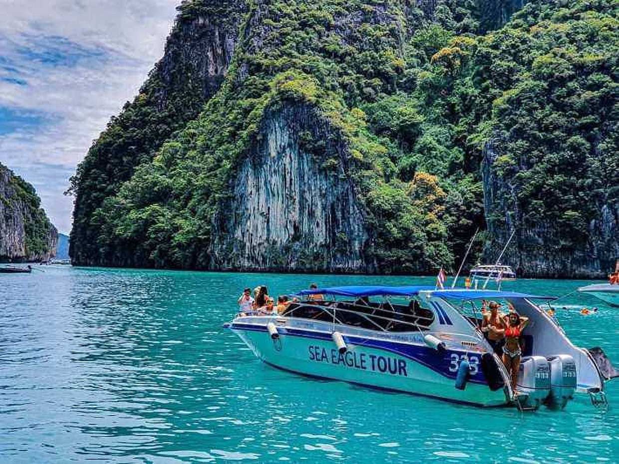 Phi Phi Island: Excursión de lujo en lancha motora al atardecer en Tailandia, Islas Phi Phi.
