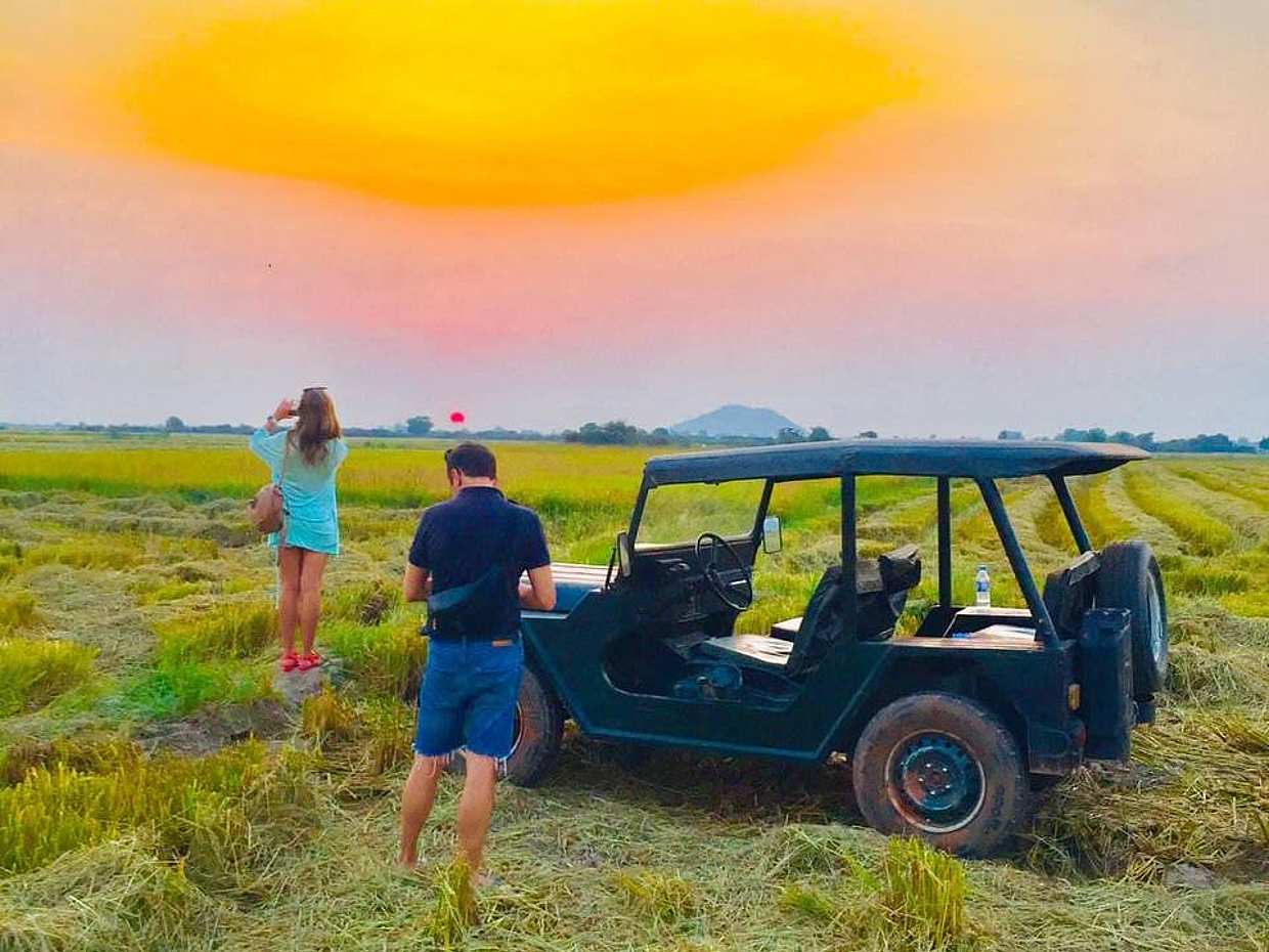 Kırsalda Gün Batımı İçeceği: Kamboçya, Krong Siem Reap'te Jeep ile
