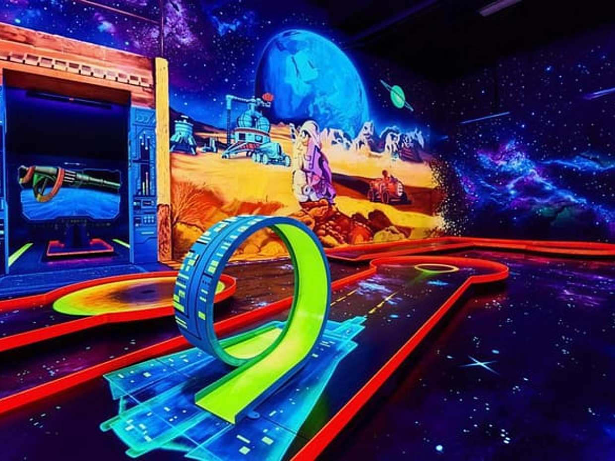 "Minigolf 3D Blacklight Dubái, Emiratos Árabes Unidos"
