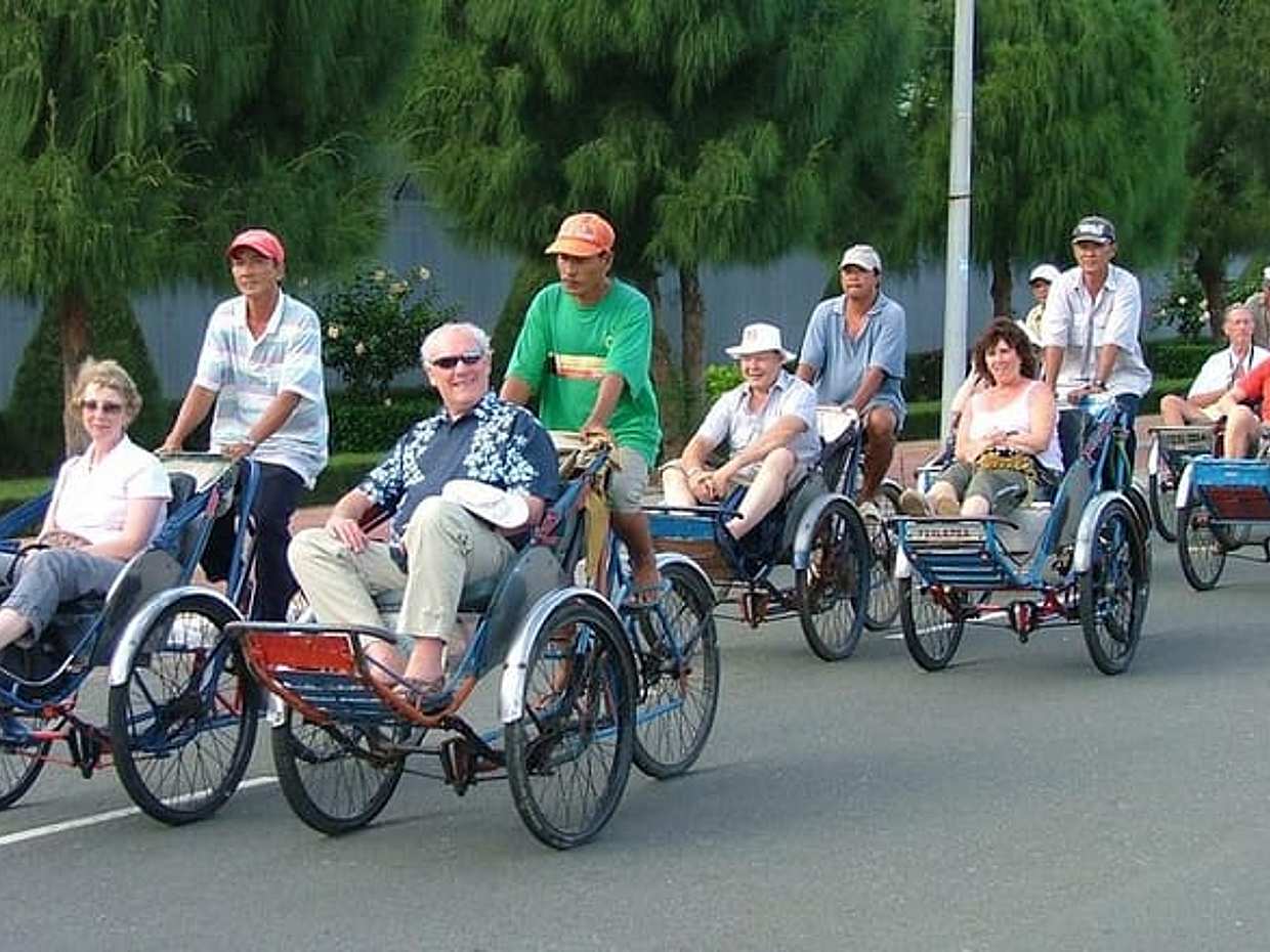 Small Group Hanoi Evening Tour with Cyclo and Water Puppet Show with Food, photo 2