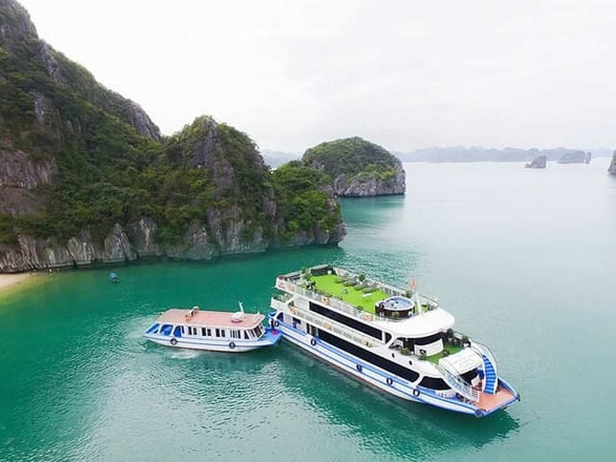 Top-Rated 5-Star Ha Long Bay Day Tour: La Casta Cruise from Hanoi