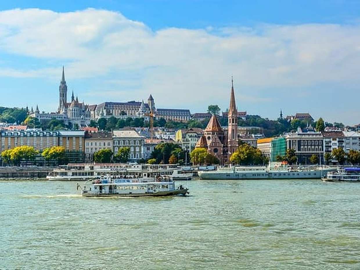 Private Scenic Transfer from Salzburg to Budapest with 4h of Sightseeing