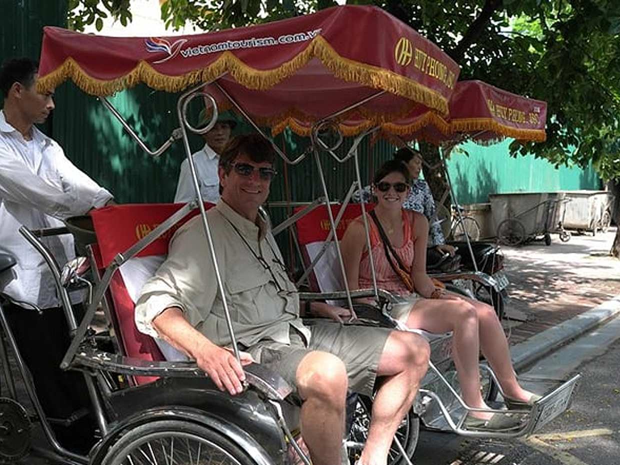 (5 Hours) 3 in 1 Special Tour: Cyclo, Street Food Tour & Foot Spa, photo 3