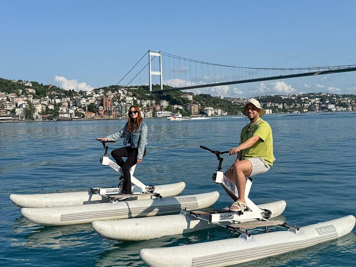 Wasserfahrradtour auf dem Bosporus in der Türkei, Istanbul.
