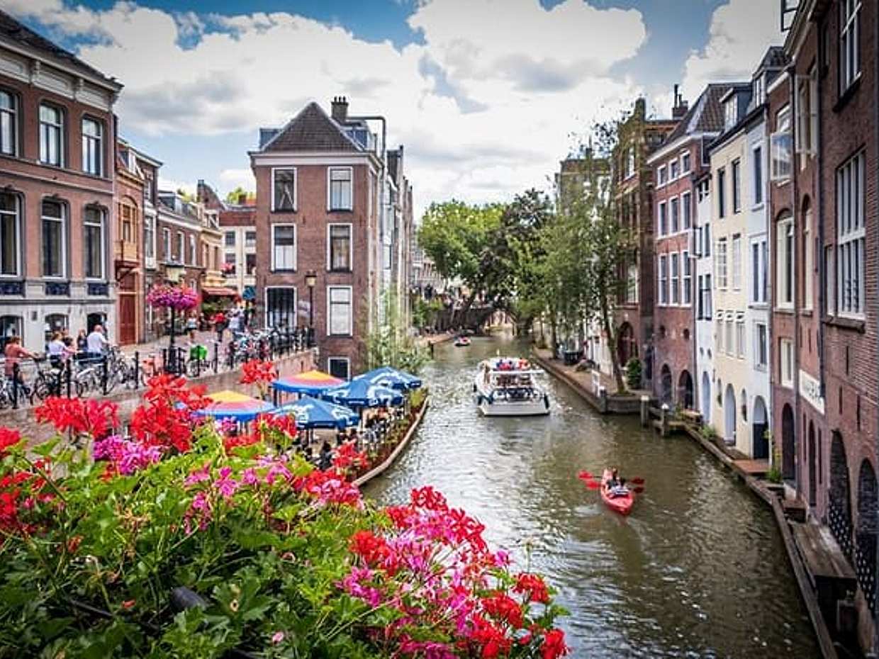 Private transfer from Brussels to Amsterdam, 2h Stop in Utrecht in Belgium
