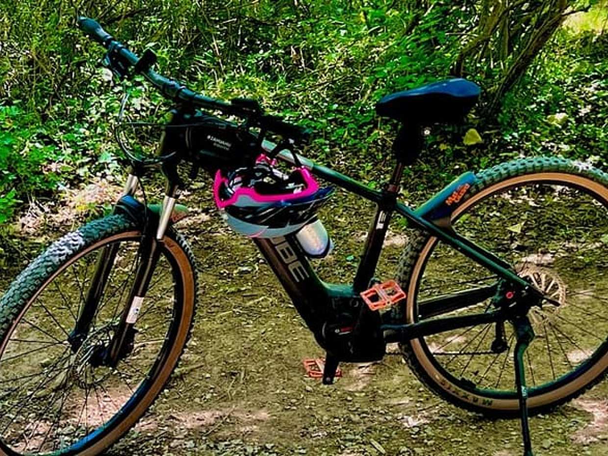 Riding eMTBs, let yourself be guided through Cezanne's landscapes