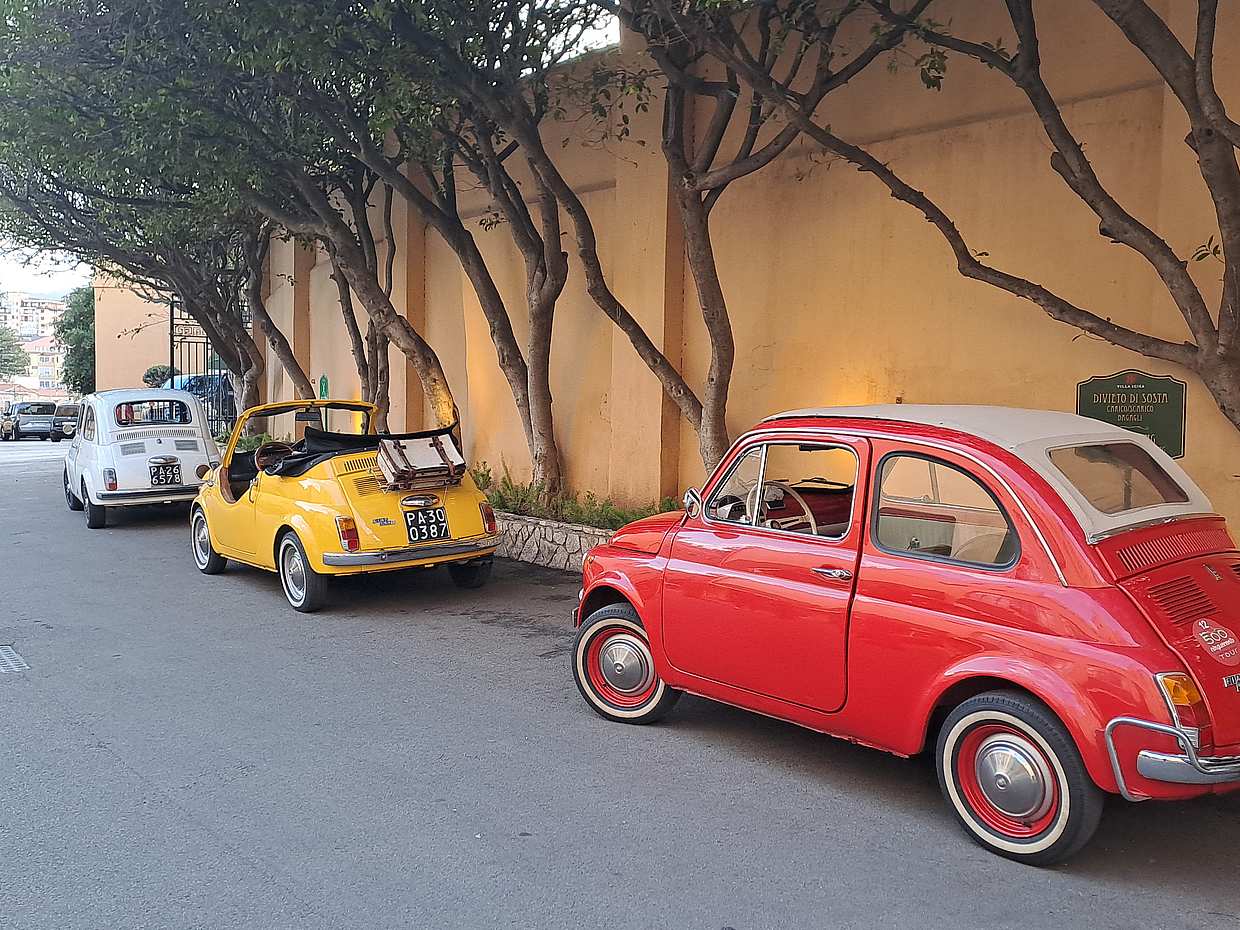 An iconic vintage Fiat 500 driving around Palermo in Italy, photo 3