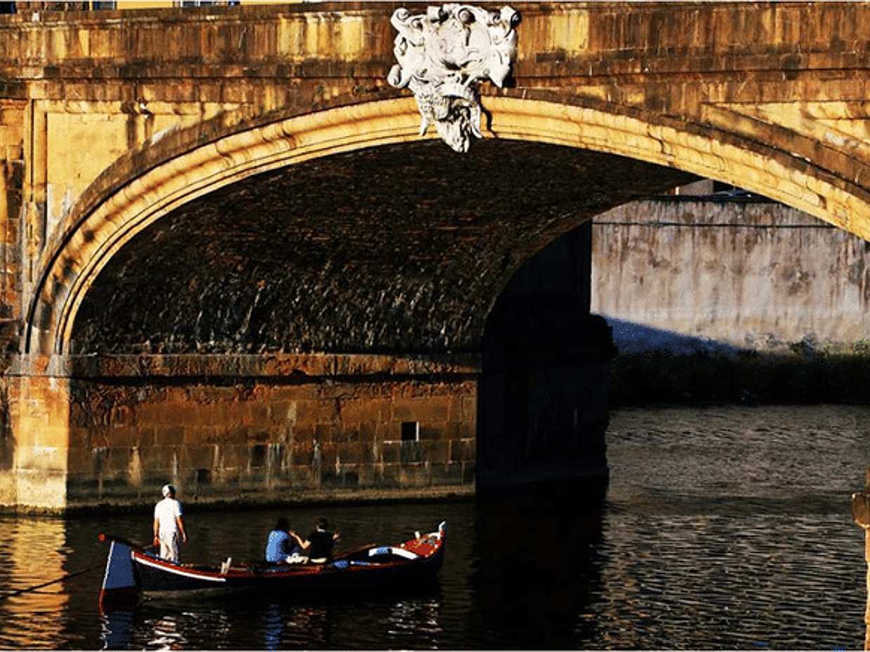 Florence boat tour on Florentine gondola from Florence