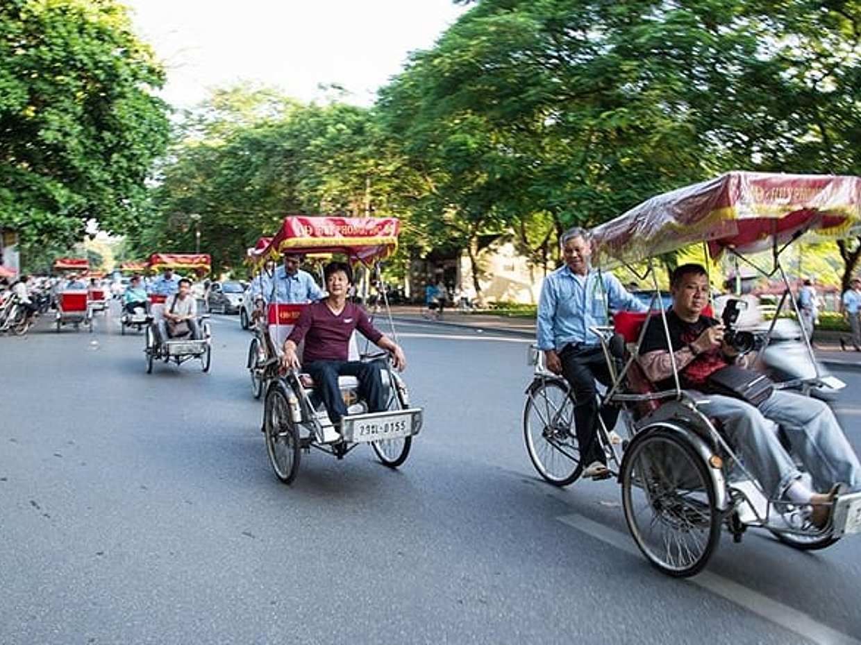 (5 Hours) 3 in 1 Special Tour: Cyclo, Street Food Tour & Foot Spa, photo 4