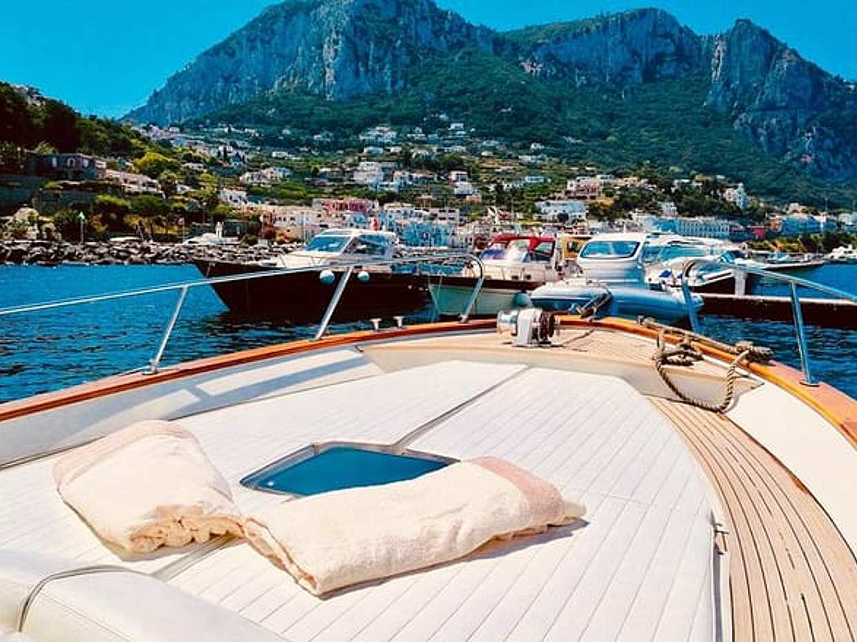 Privater Tagesausflug mit dem Gozzo-Boot auf Capri in Italien, Marina Grande, photo 4