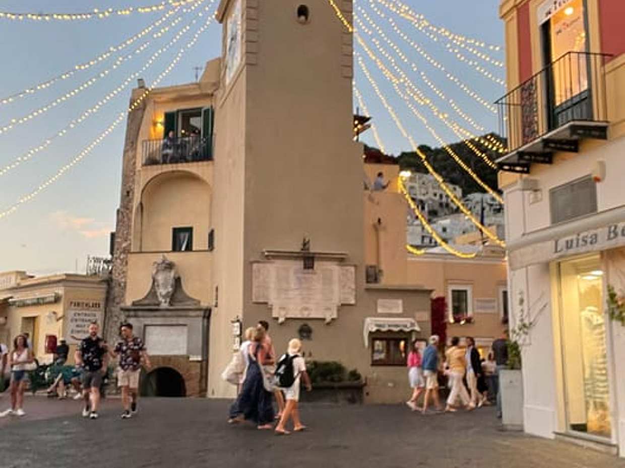 Explore Capri: Piazzetta, Anacapri y Tour Panorámico en Barco en Italia
