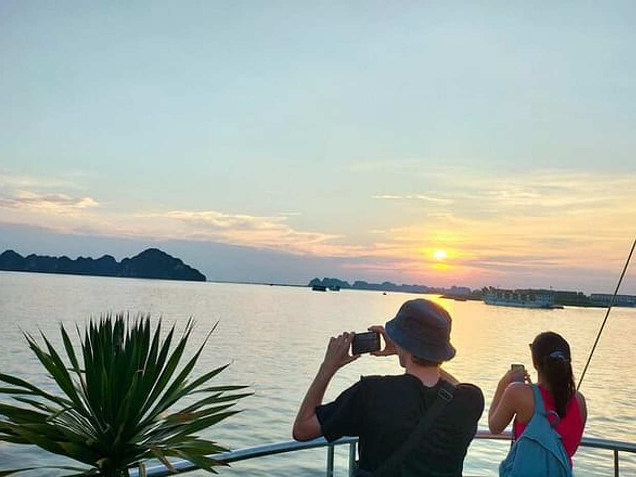 Hanoi to New Halong Bay Luxury Cruise: Buffet, Jacuzzi & Limosine, photo 4