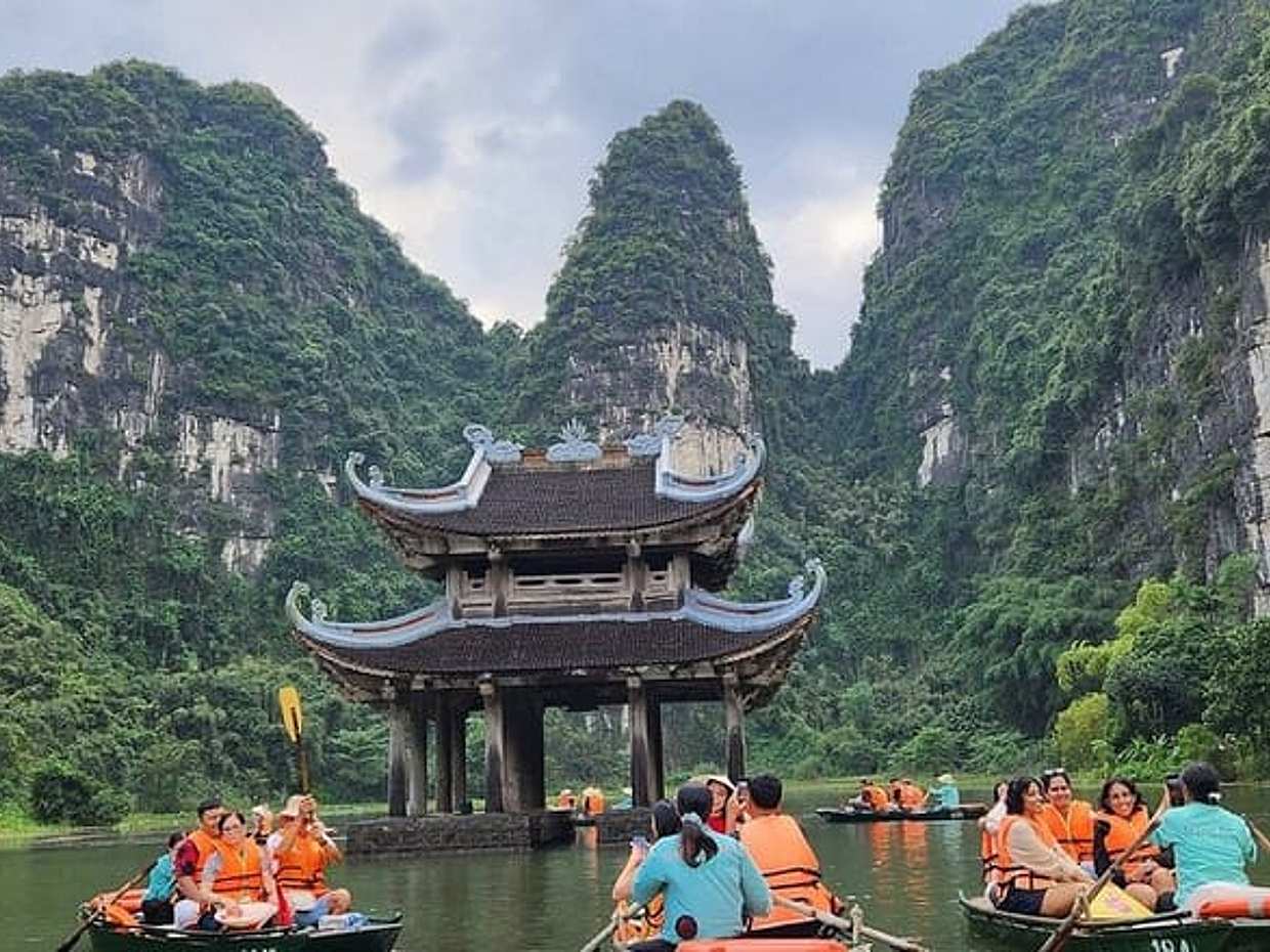 Ninh Binh Day Trip: Mua Cave, Trang An, Hoa Lu & Local Family