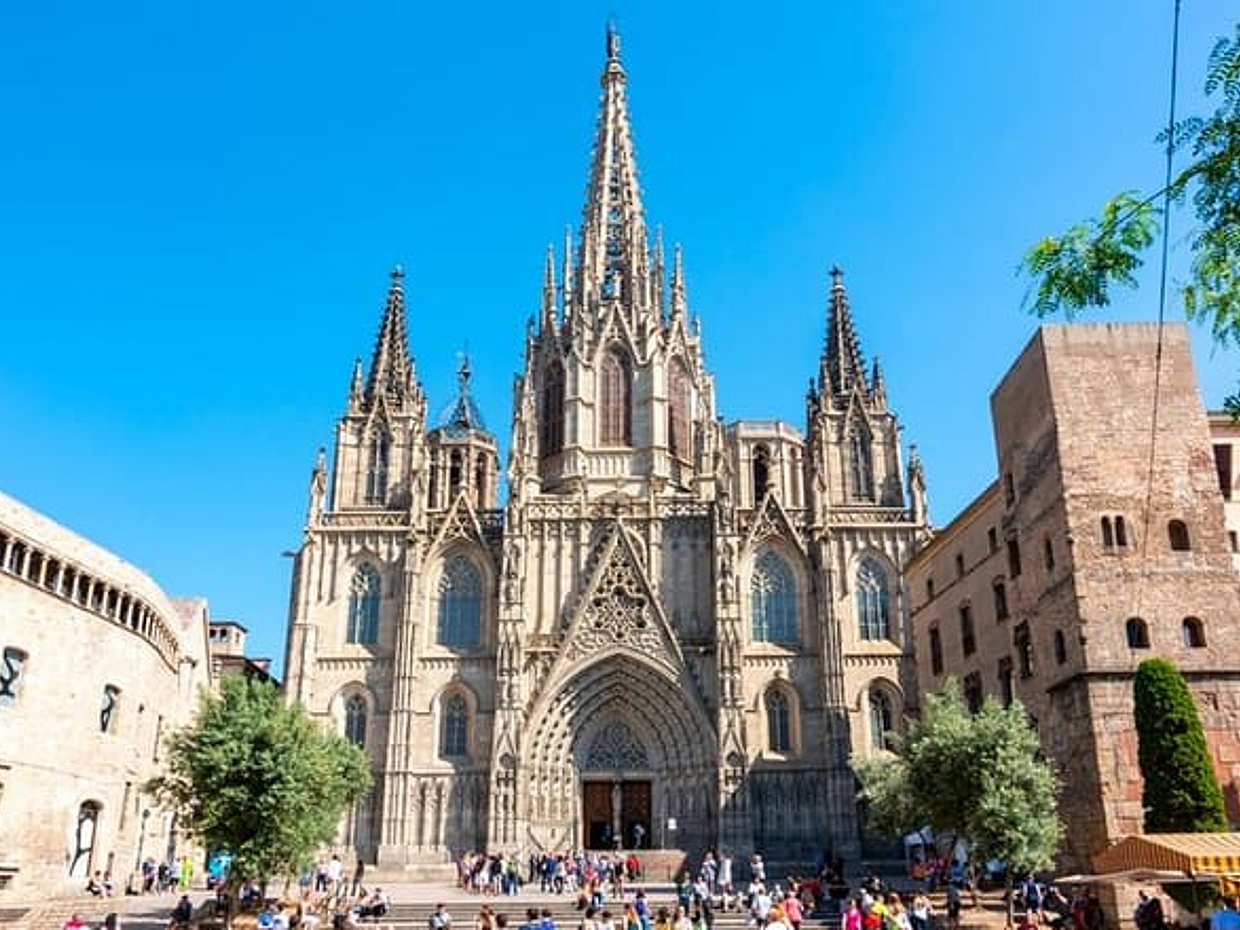 "Amor en el Barrio Gótico de Barcelona: Paseo Romántico Autoguiado por España", photo 5