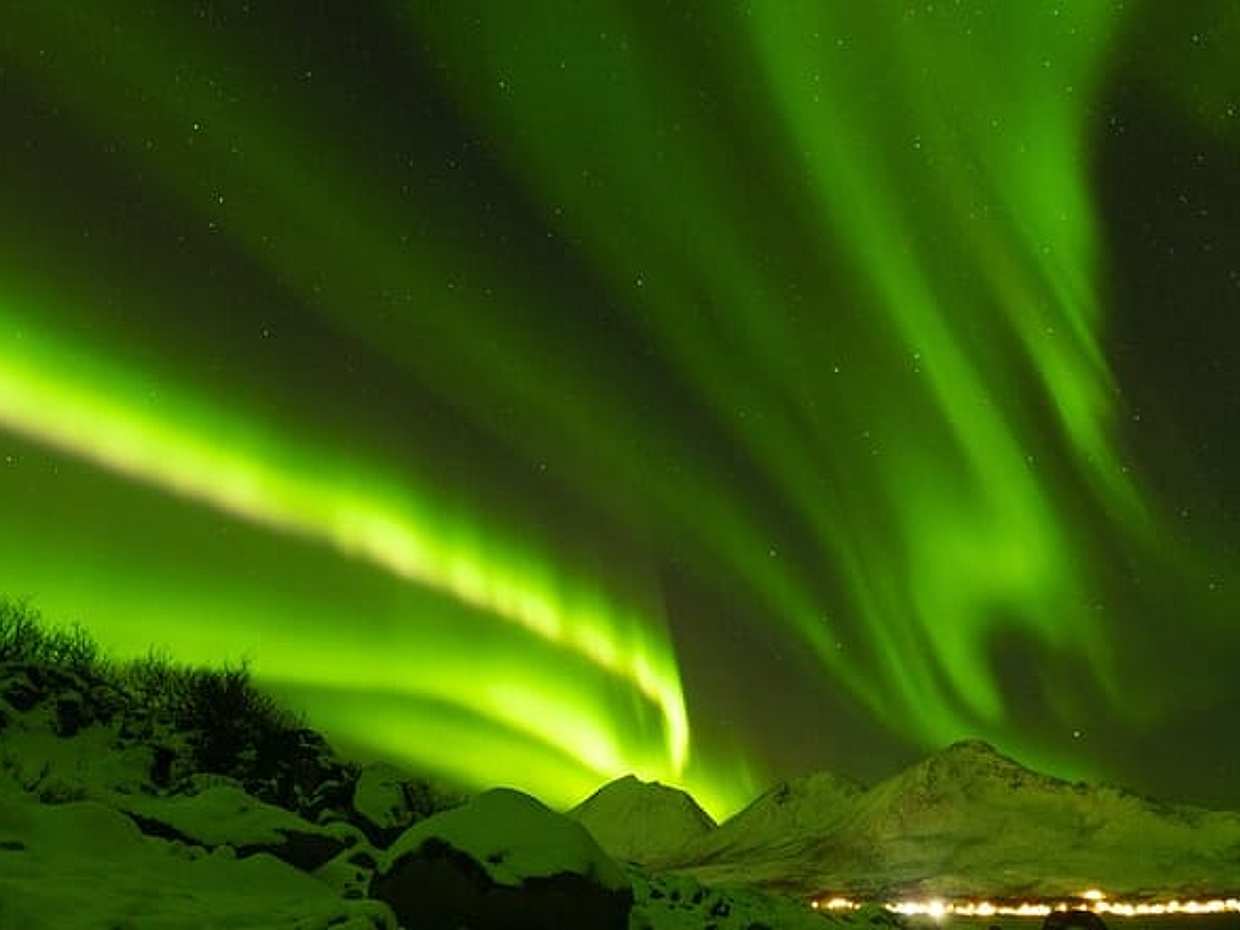 Tromsø: Northern Lights Minibus Tour with Expert Guides, photo 5