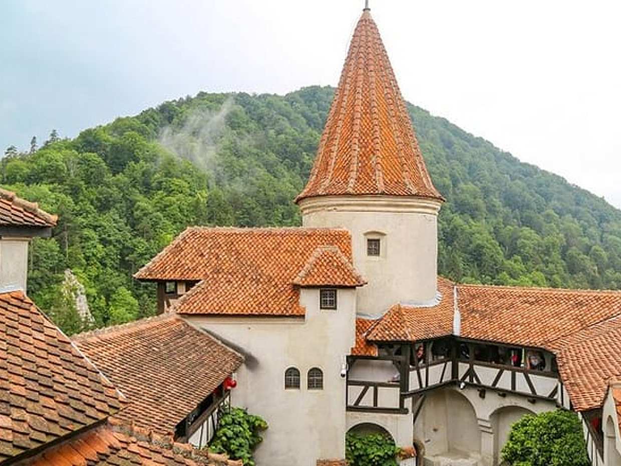 Romanya, Brașov'daki Burzenland'da bulunan Bran Kalesi ve Sakson Tahkimatlarının Tarihini Deneyimleyin, photo 3