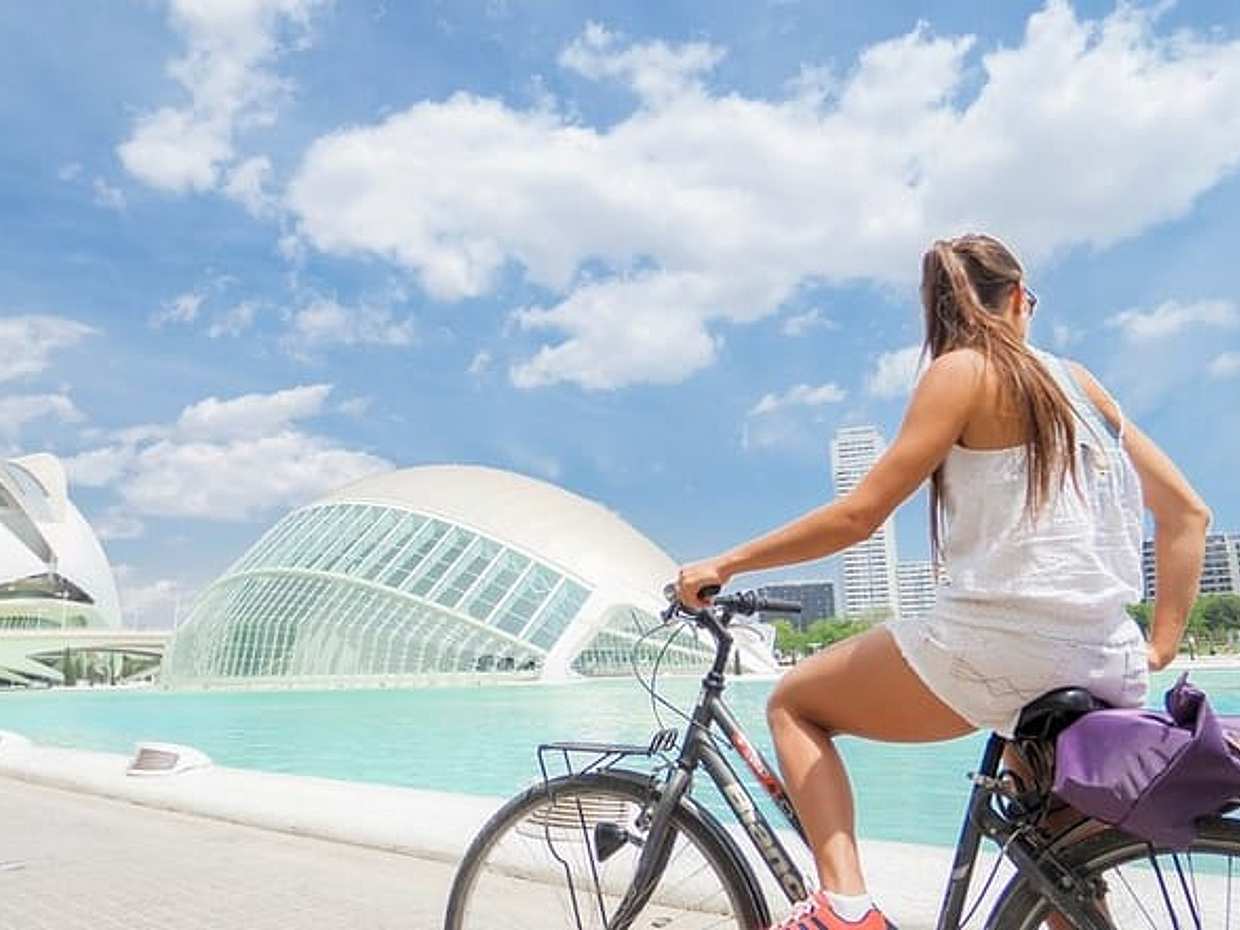 Valencia Private Bikes and E-Bikes Tour With Drinks in Spain