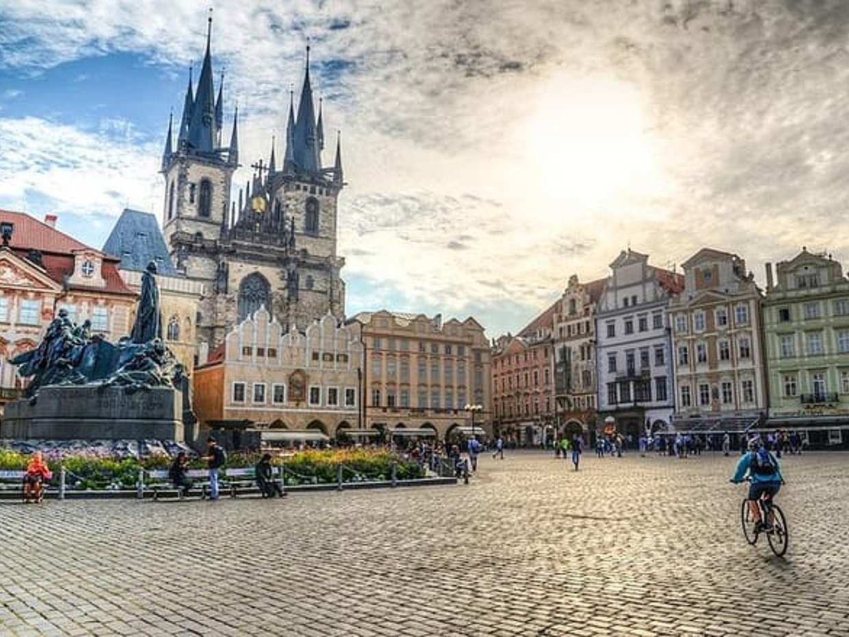 Private Transfer from Vienna to Prague with 2h of Sightseeing