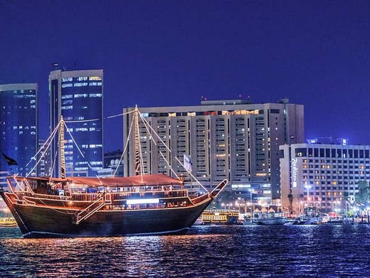عشاء على متن مركب شراعي في الخور مع عروض ترفيهية في الإمارات العربية المتحدة، دبي