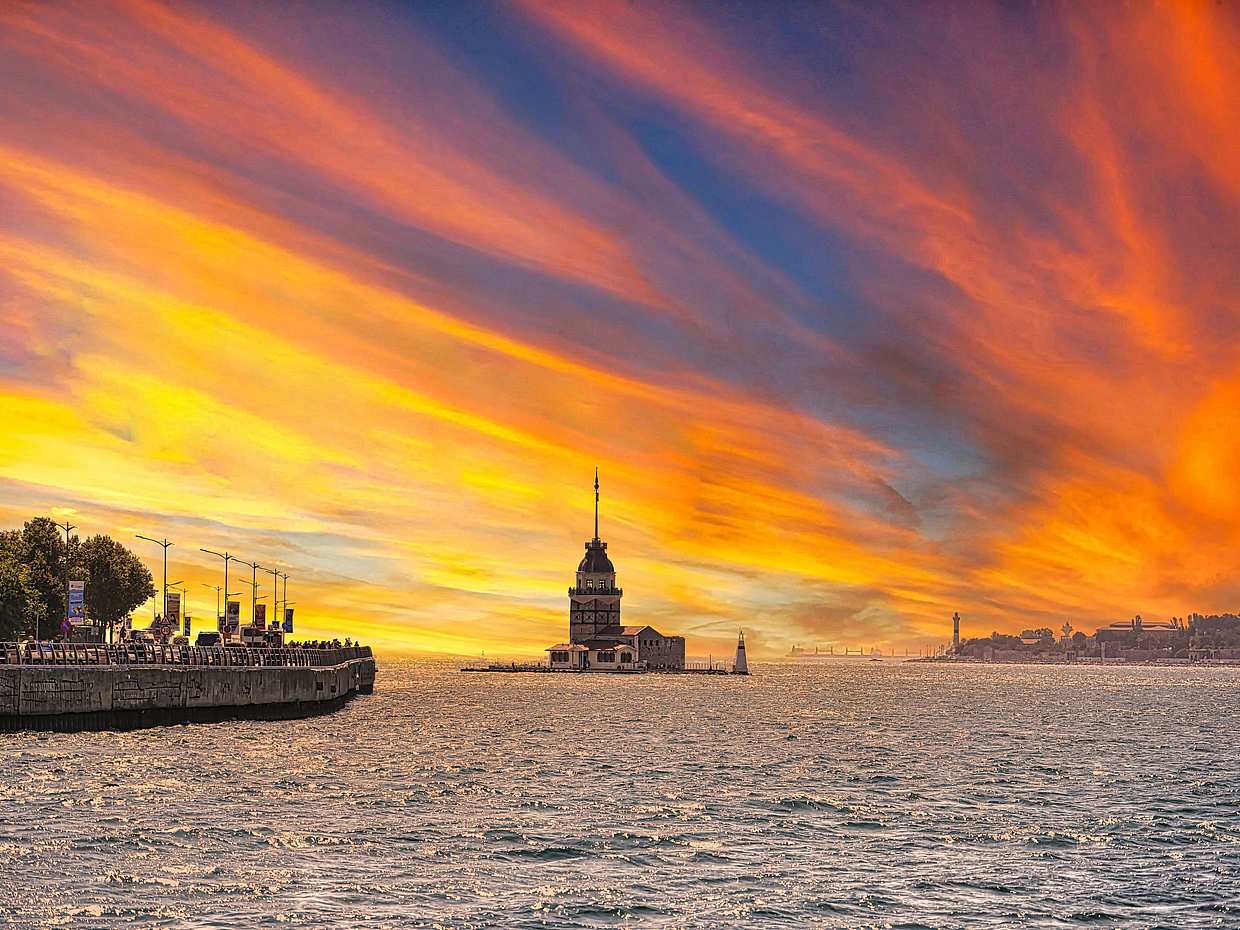 Private Bosphorus Sunset Boat Cruise in Istanbul, Türkiye, photo 3