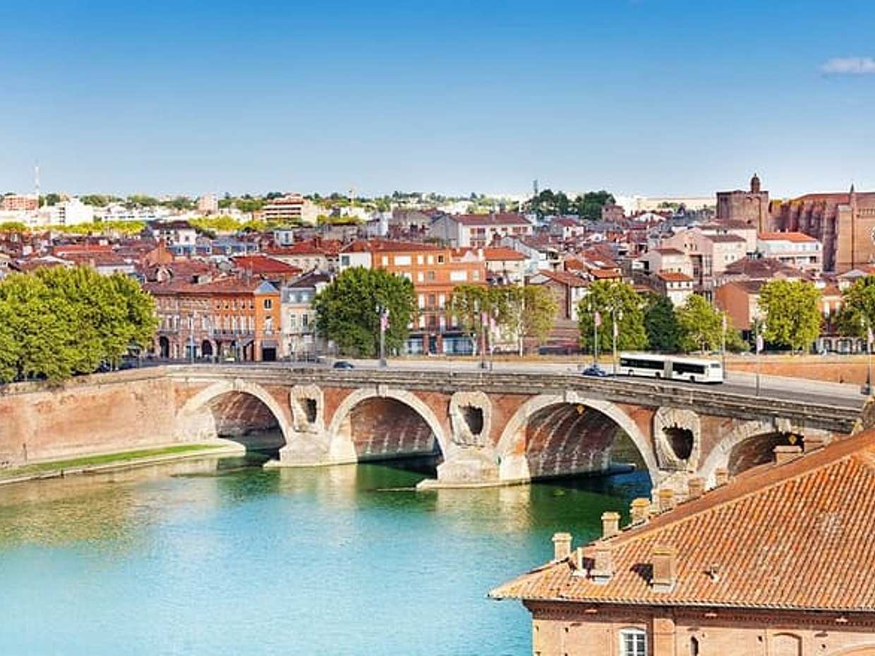 Toulouse Old Town Treasure Exploration Game and Tour in France