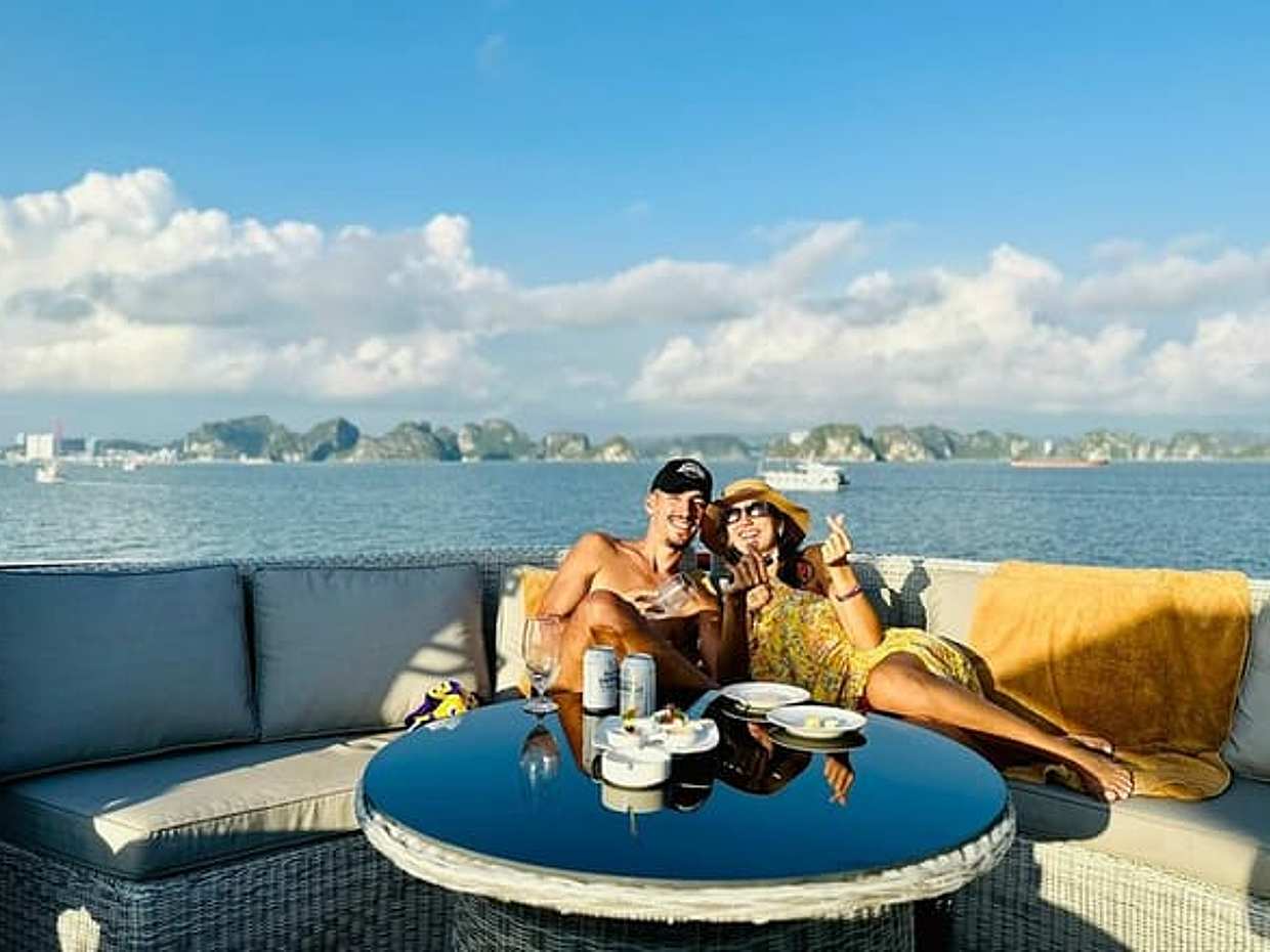 Iris Cruise - Luxurious Day Trip to Explore Ha Long Bay’s Beauty