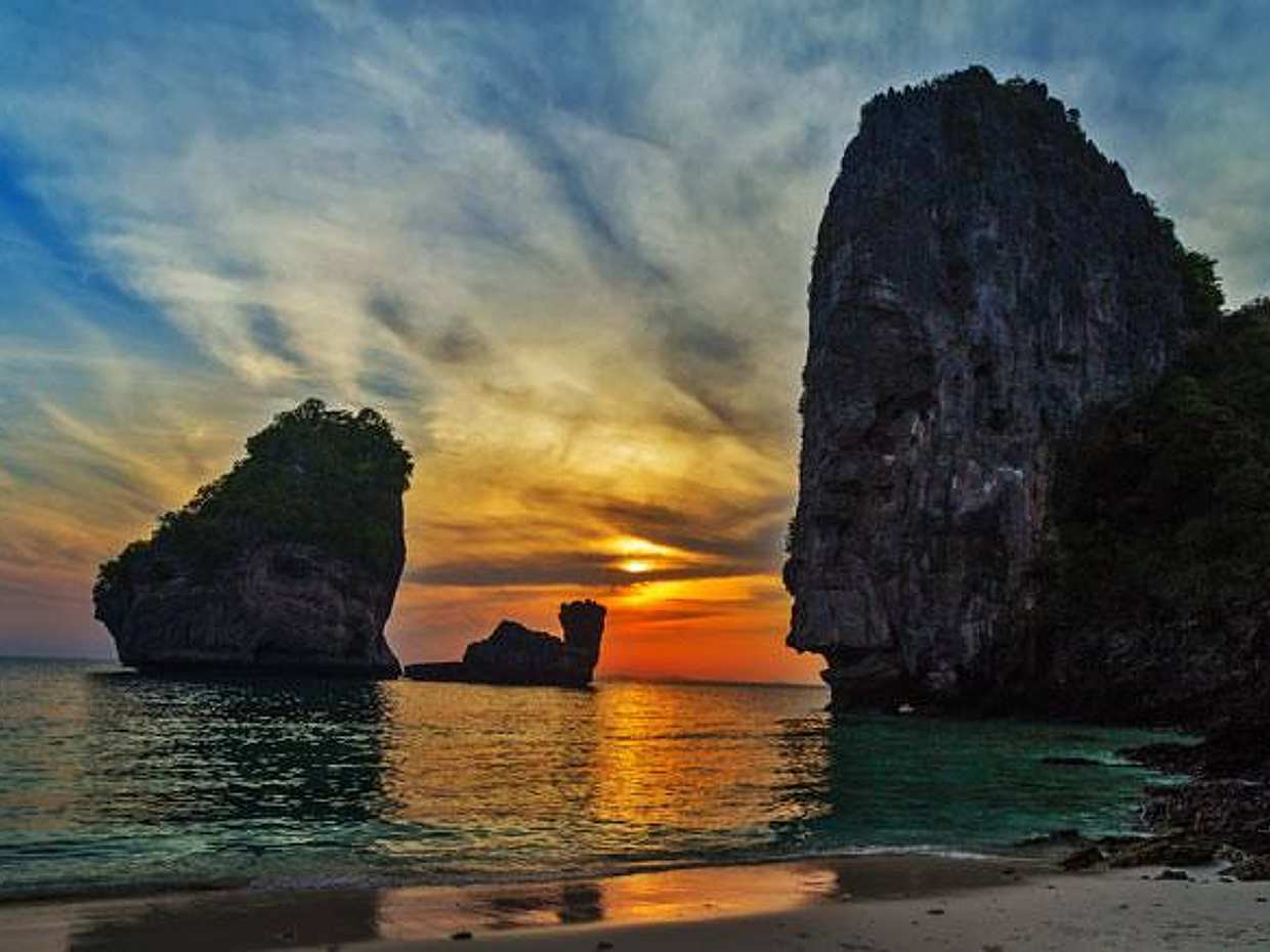 Phi Phi Island: Sunrise Glory Speedboat Tour in Thailand, Phi Phi Islands