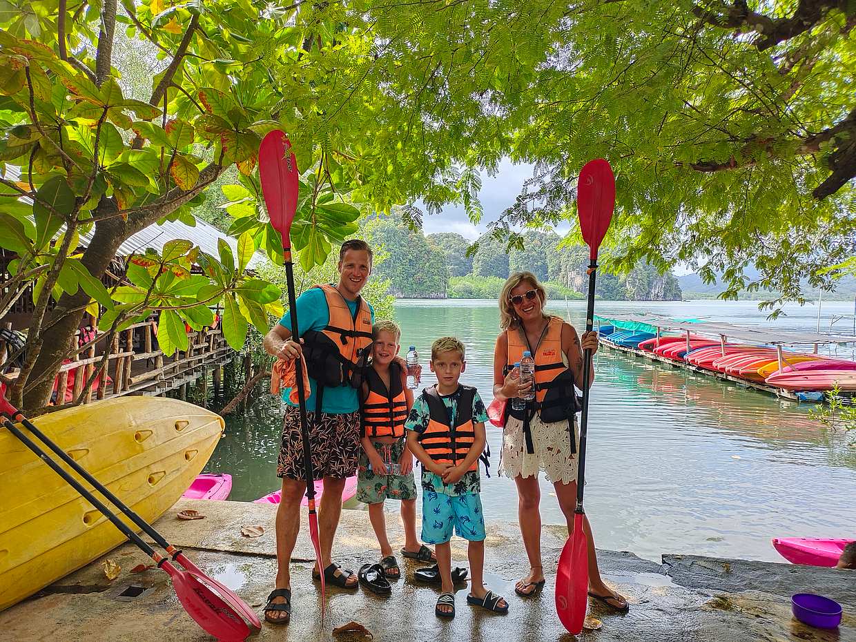 Kayak a primera hora en Ao Thalane, Tailandia, Krabi.
