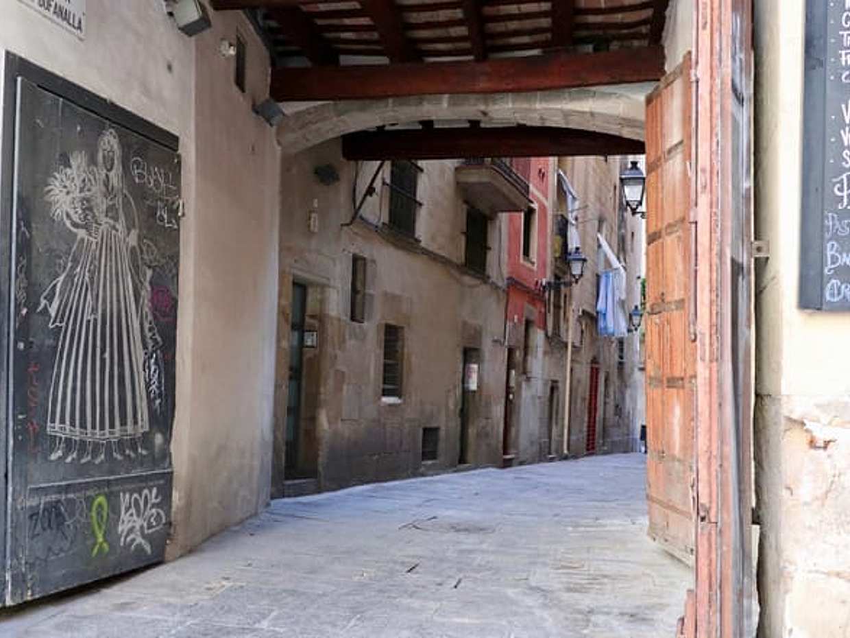 Explore hidden streets of Barcelona with a local, photo 5