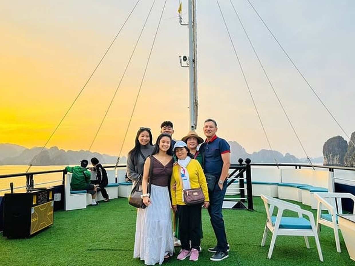 Sonata Cruise: Halong Bay Day Trip with Buffet and Jacuzzi Pool, photo 5