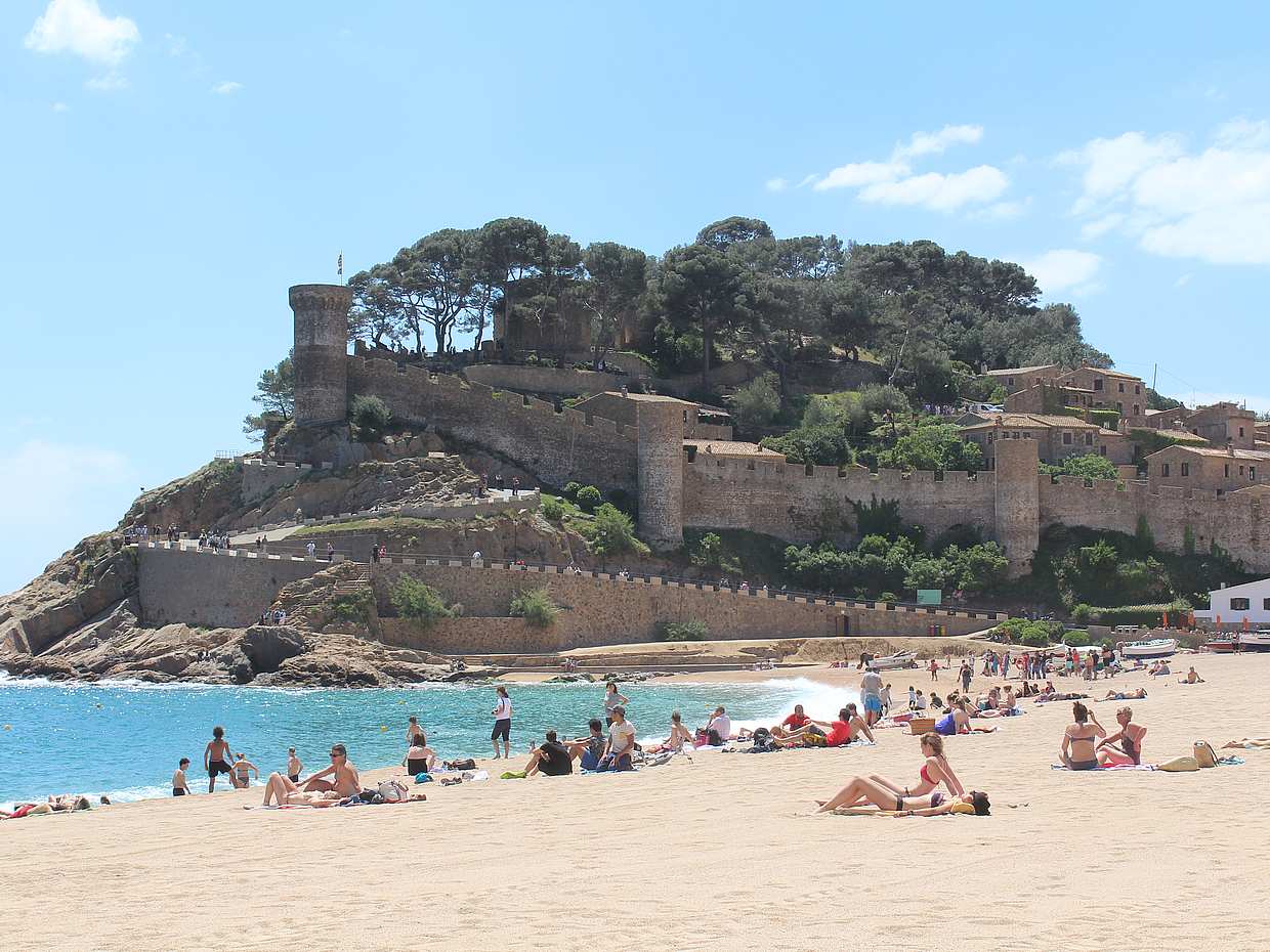 Costa Brava: Den na pláži v Tossa De Mar ve Španělsku, Barcelona
