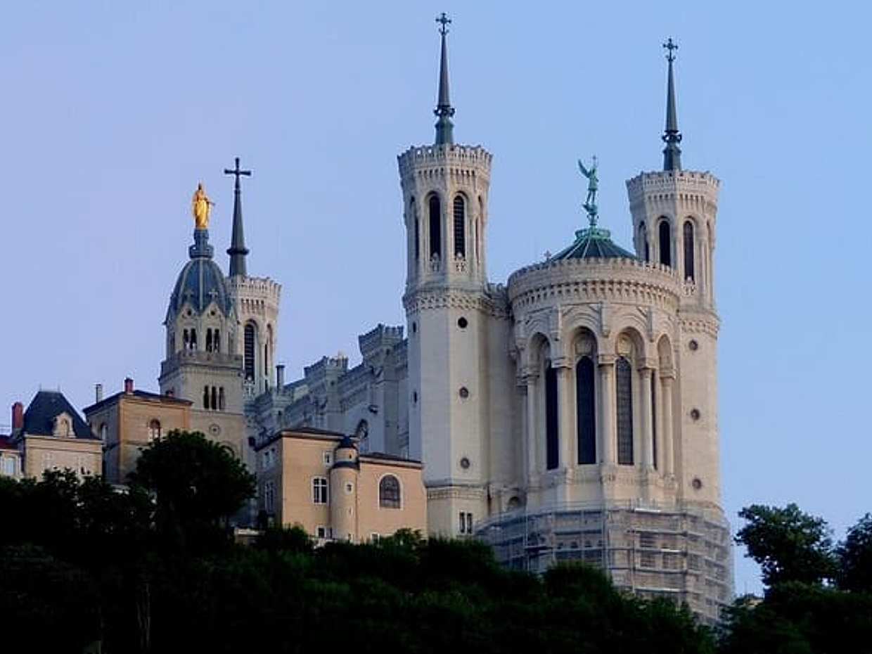 Private Transfer From Toulon To Lyon With a 2 Hour Stop