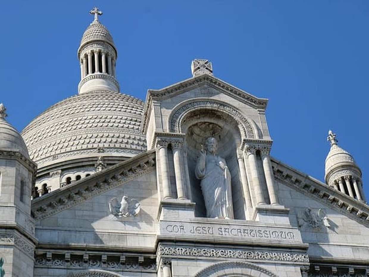 6 Hours Private Tour at Eiffel Tower with Montmartre and Hotel Pick up