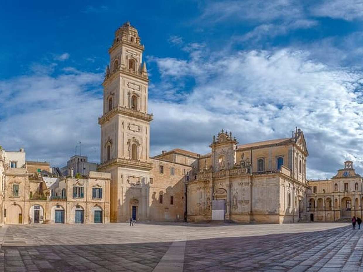 Private transfer from Naples to Lecce with 2h Sightseeing Stop