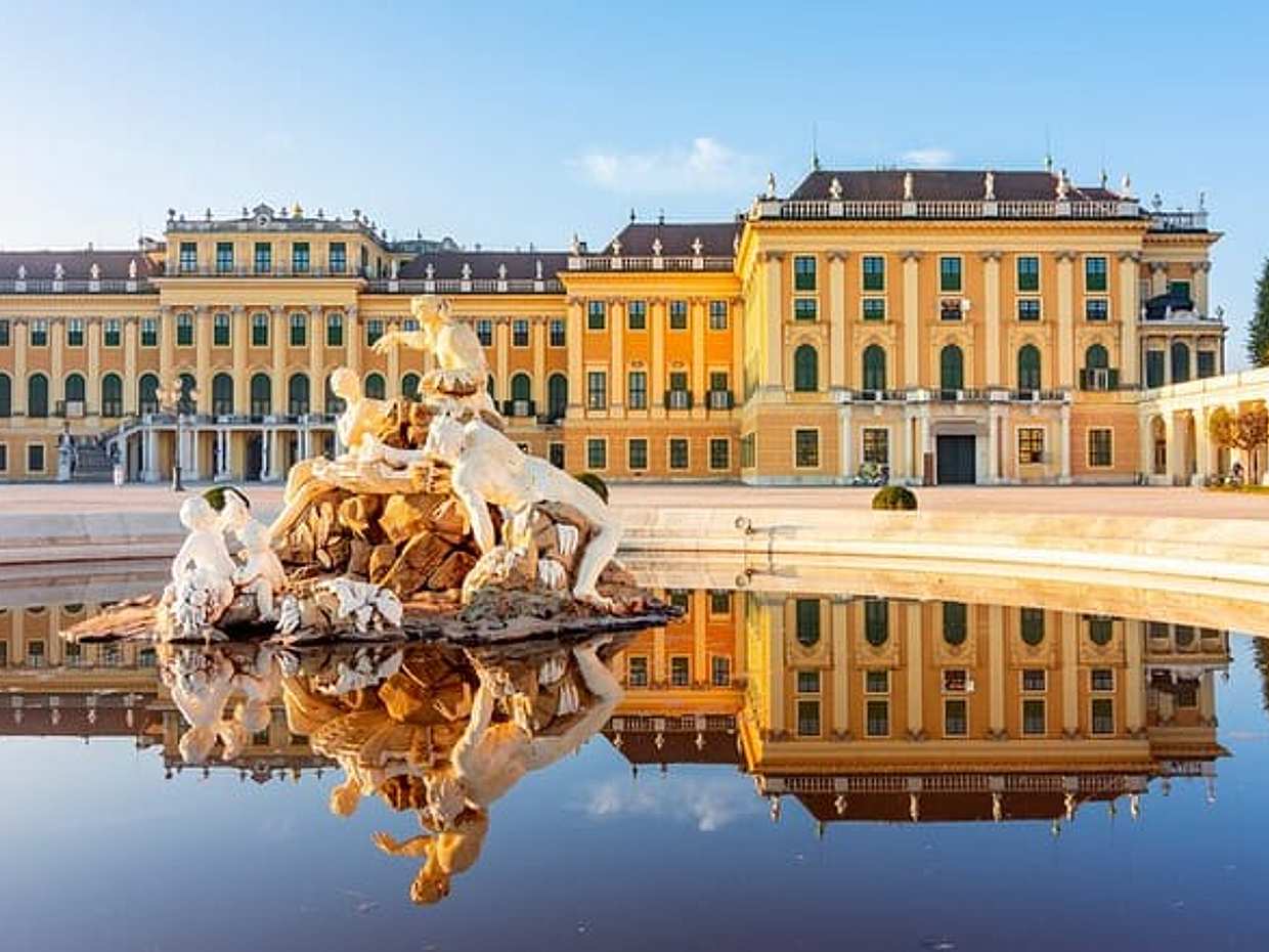 Private Transfer from Budapest to Vienna with 2h of Sightseeing, Local Driver