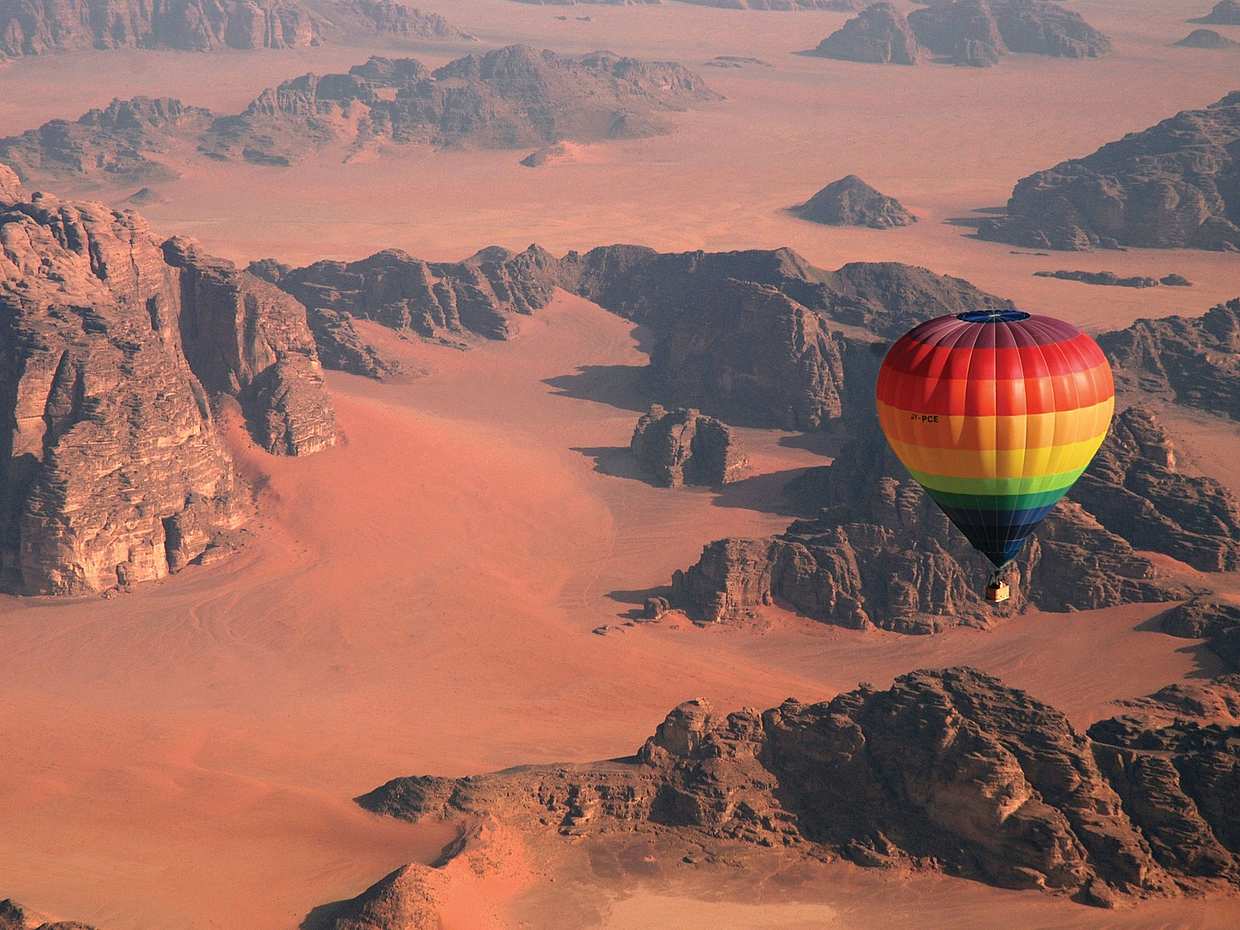 Wadi Rum Çölü Üzerinde Sıcak Hava Balonu