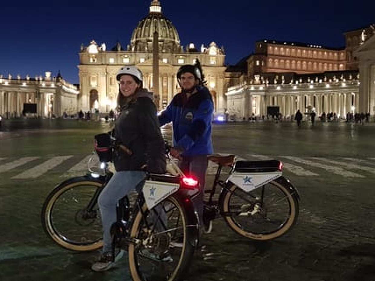 Rome by Night City Bike Tour with Sunset, Views and Evening Lights | Upgrade available: Pizza Night