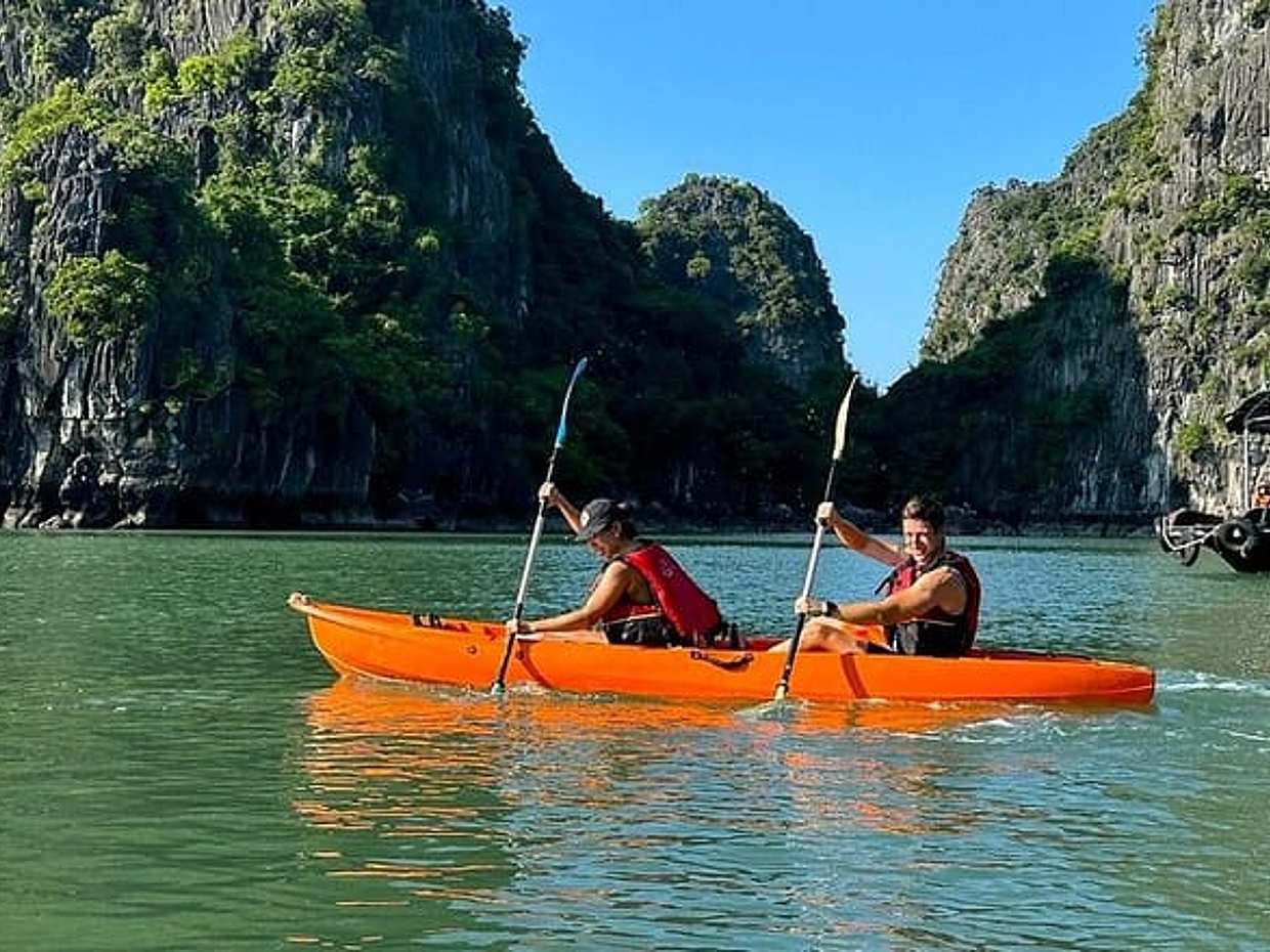 Hanoi: Renea Cruises- BEST 2 Days 1 Night Trip in Bai Tu Long Bay, photo 2