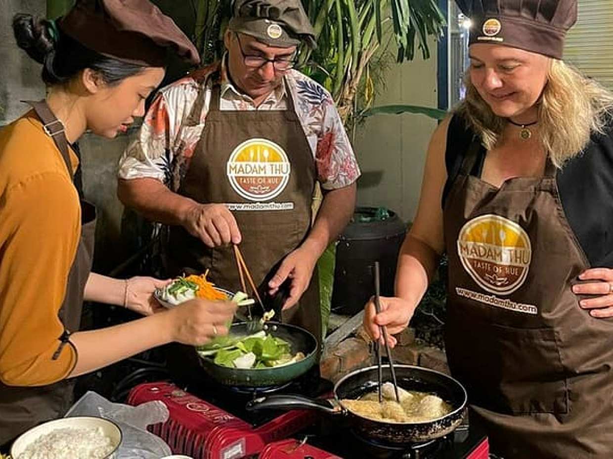 "Кулинарный класс в Хюэ с мадам Тху: Лучший кулинарный опыт во Вьетнаме"